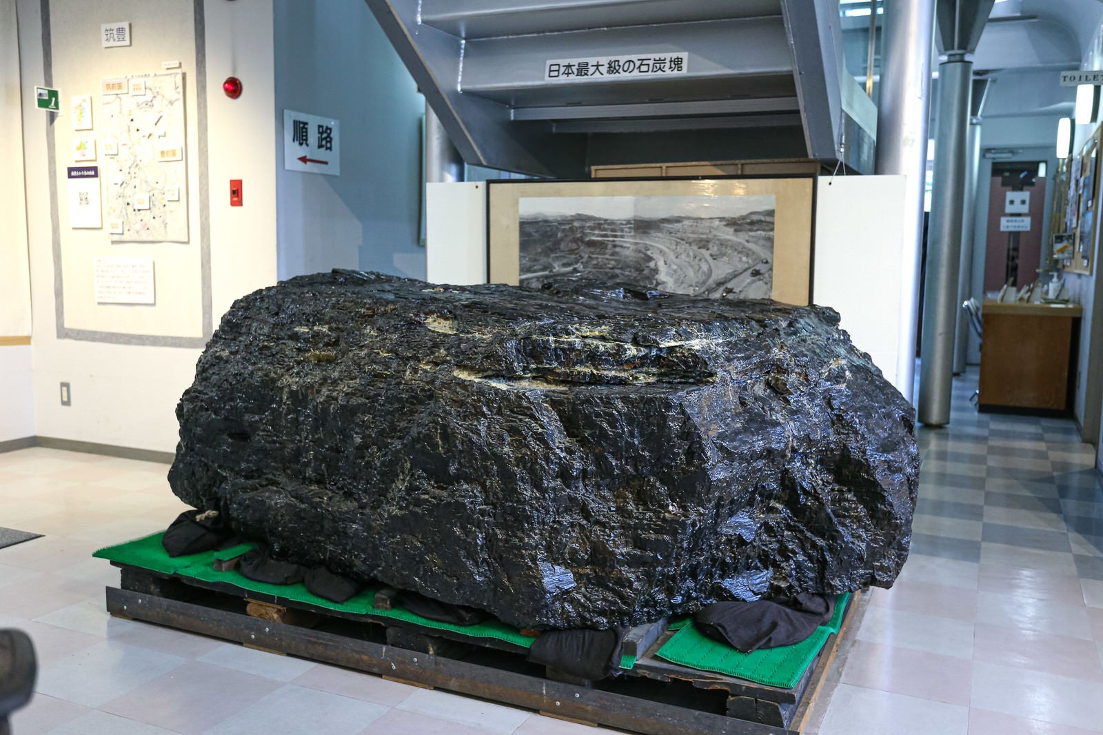 「日本最大級の石炭塊（2ｔ）（直方市石炭記念館新館展示室）」の写真