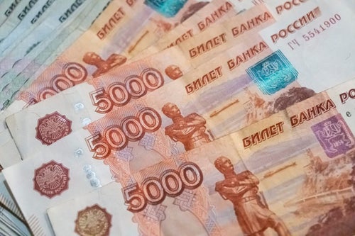5千ルーブル紙幣が4枚の写真