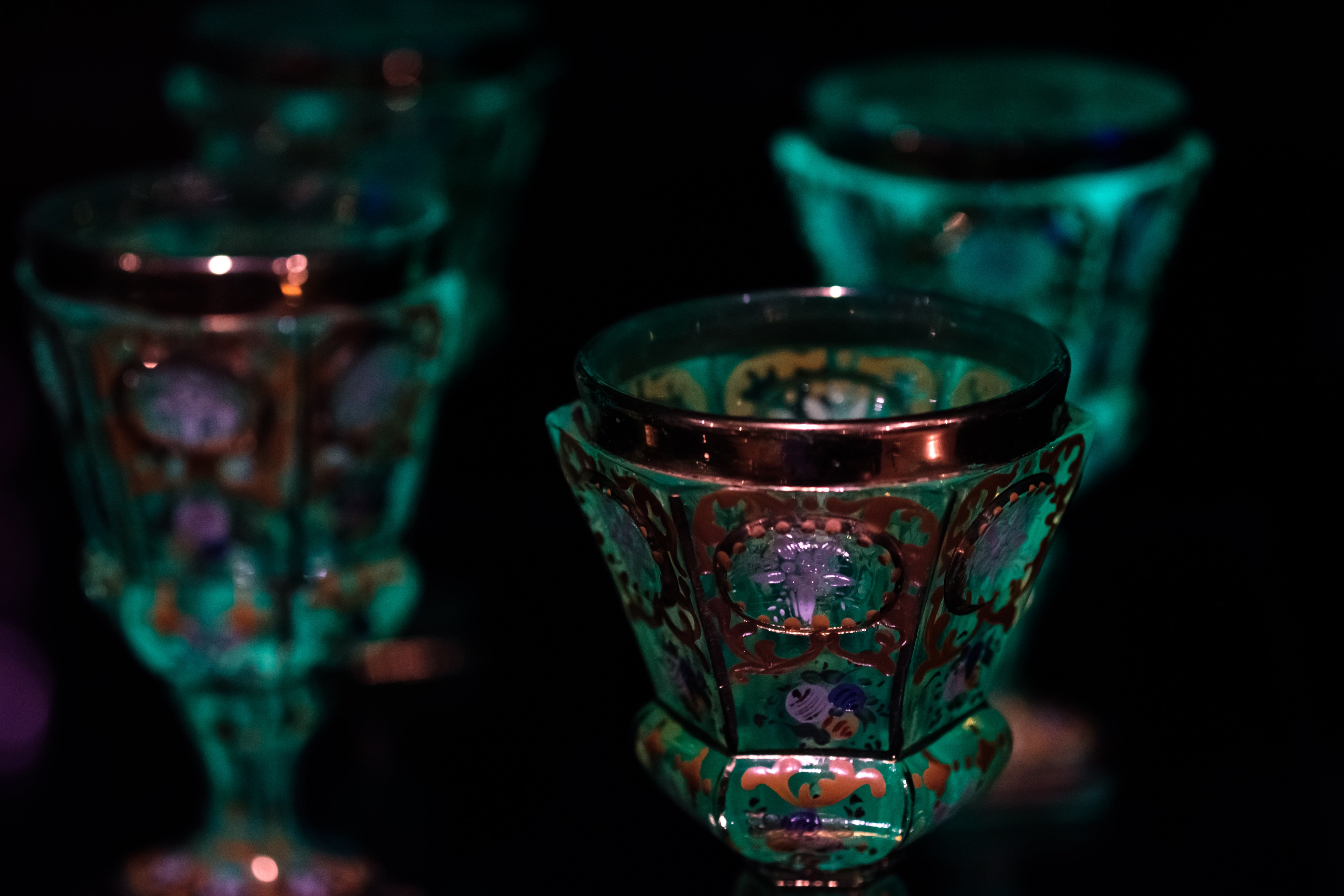 黄緑色の半球形ガラス　　ウランガラス　発色良し 楽天市場】【ふるさと納税】オブジェ「とりさん」【028-a001】ガラス