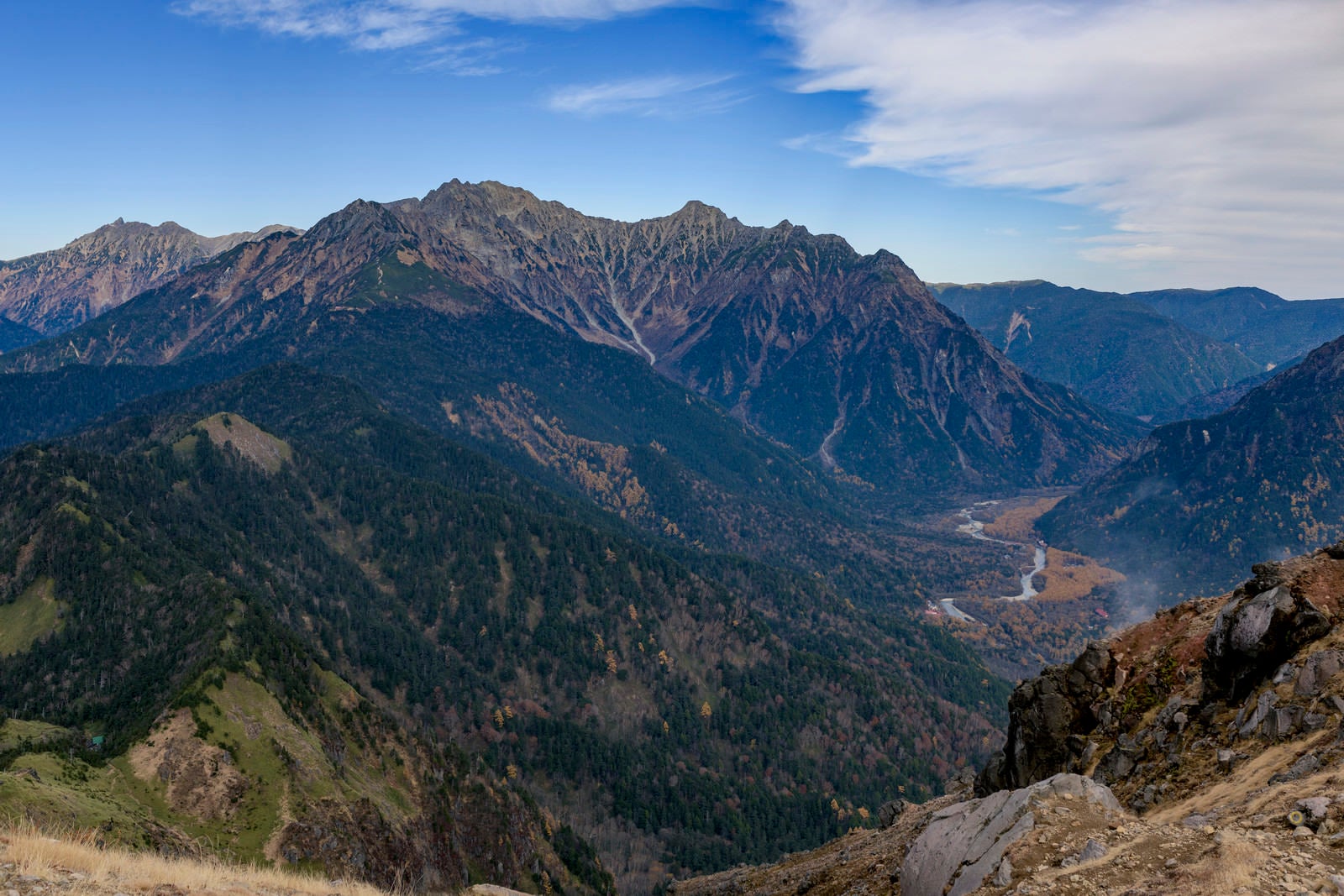 「焼岳から見る穂高と上高地方面」の写真