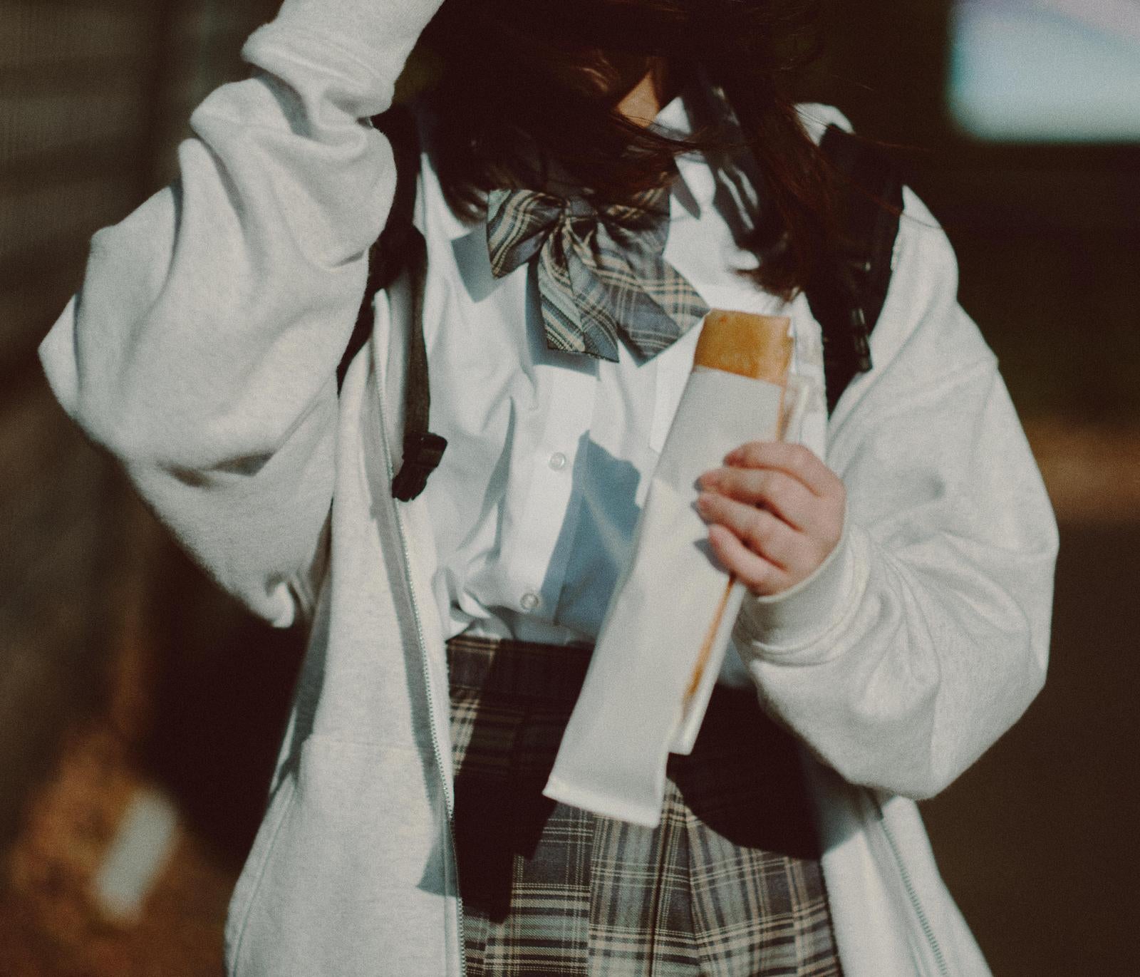 「放課後に軽食とともに過ごす女子高生」の写真