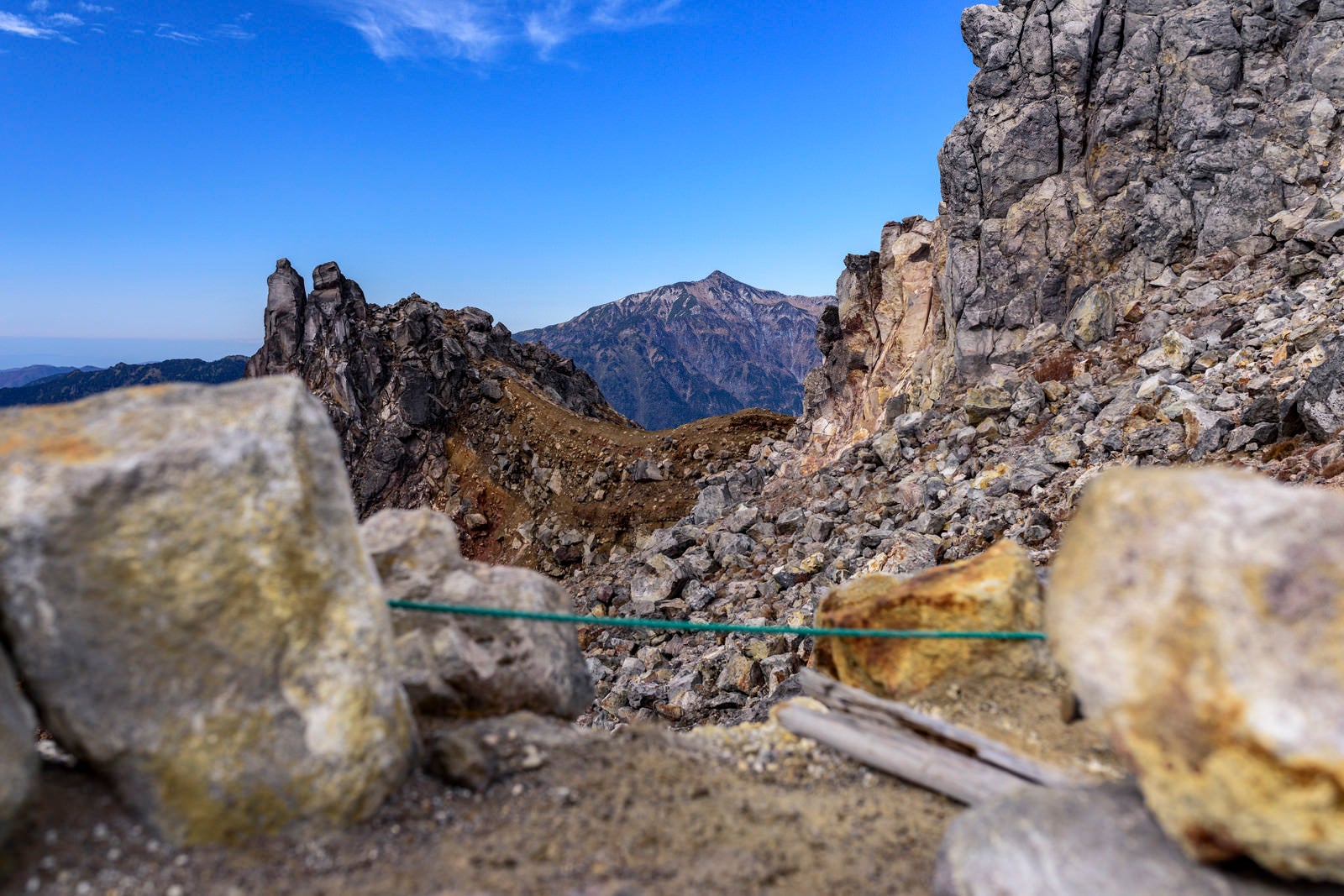 「焼岳から見る笠ヶ岳の岩とロープ（かさがたけ）」の写真