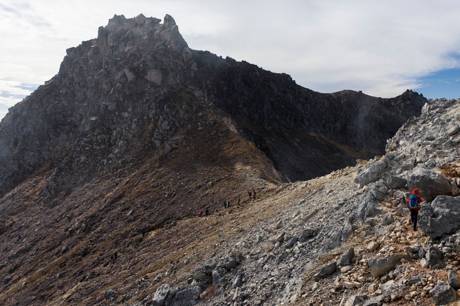 「焼岳山頂を歩く登山者」の写真