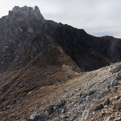 焼岳山頂を歩く登山者の写真