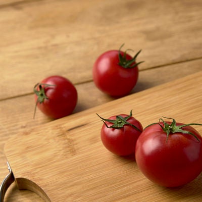 まな板の上のミニトマトの写真