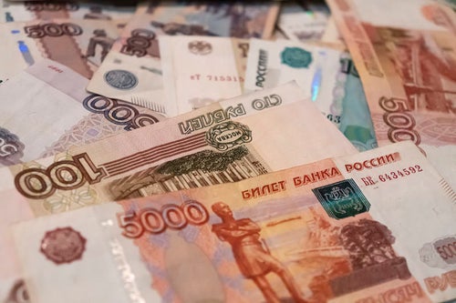 ばら撒かれたRUB（ロシアルーブル）紙幣の写真