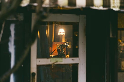 窓越しの灯り、照明器具が描く風景の写真