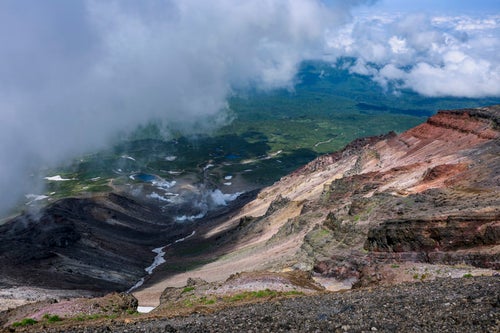旭岳の爆裂火口と雲海の写真