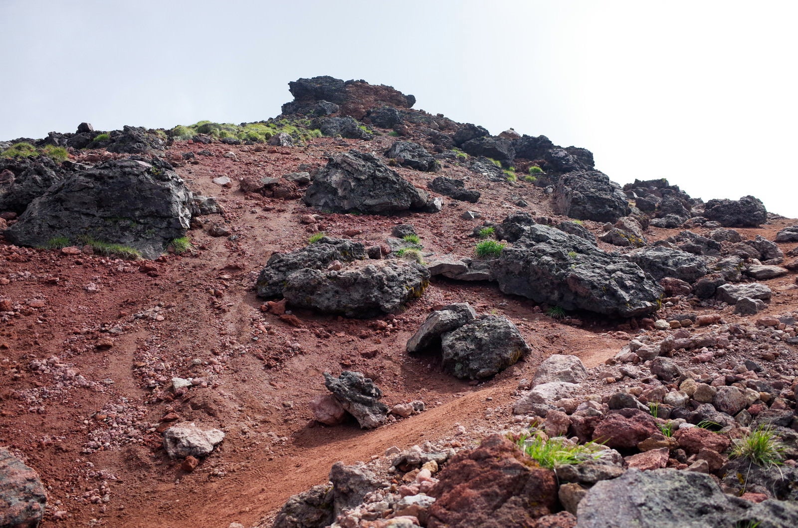 「旭岳の真っ赤な登山道」の写真