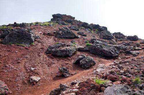 旭岳の真っ赤な登山道の写真
