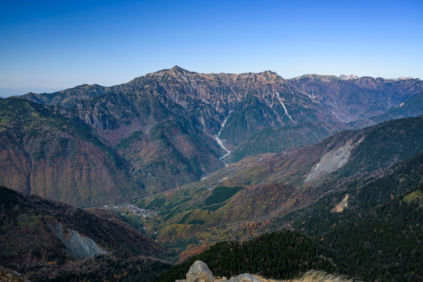 「焼岳登山道から見る笠ヶ岳の全景」の写真