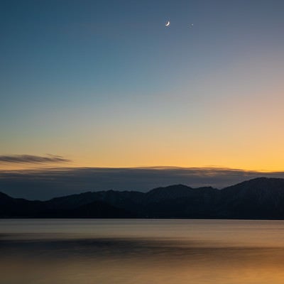 夕焼けに染まる田沢湖（秋田県仙北市）の写真