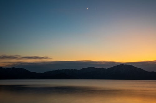 夕焼けに染まる田沢湖（秋田県仙北市）の写真