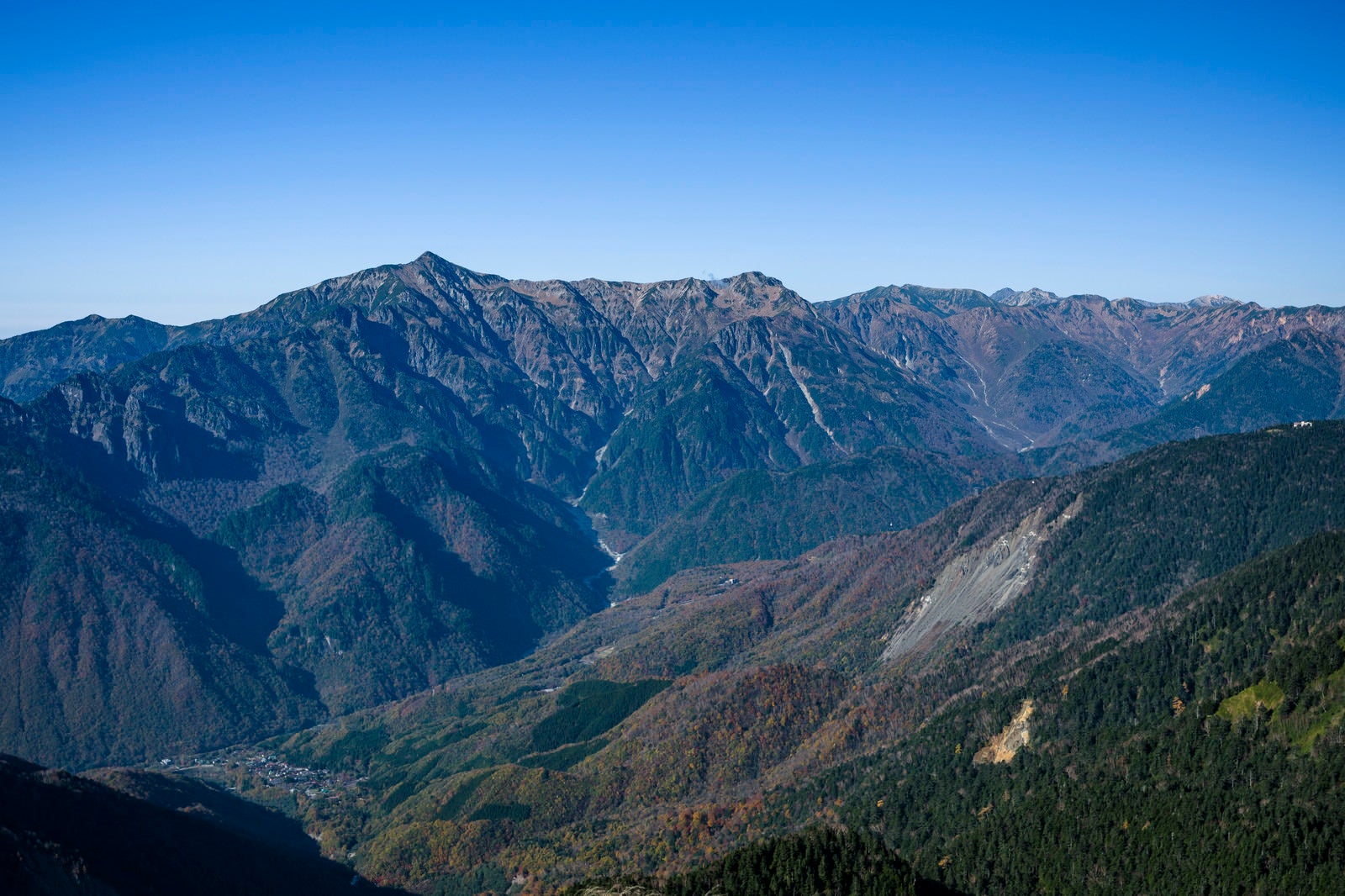 「長大な笠ヶ岳稜線を望む」の写真