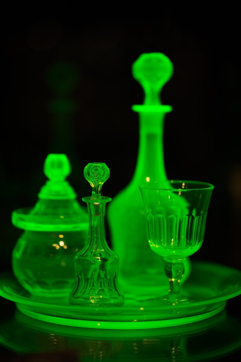 紫外線が当たると綺麗な蛍光緑に発色するウランガラスの写真