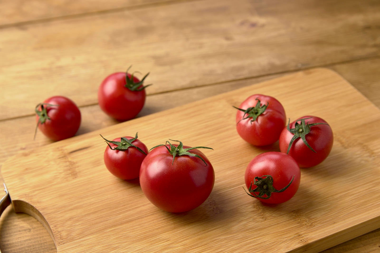 「無造作に置かれたミニトマト」の写真