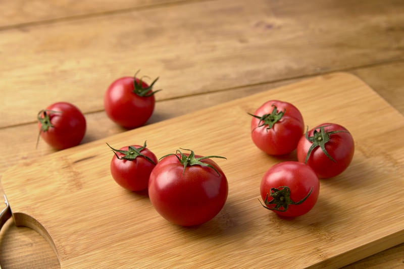 無造作に置かれたミニトマトの写真