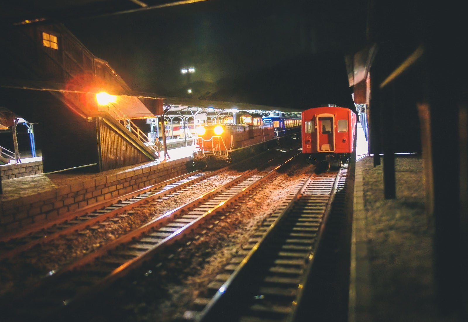 「夜の直方駅ホームのジオラマ」の写真