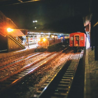 夜の直方駅ホームのジオラマの写真