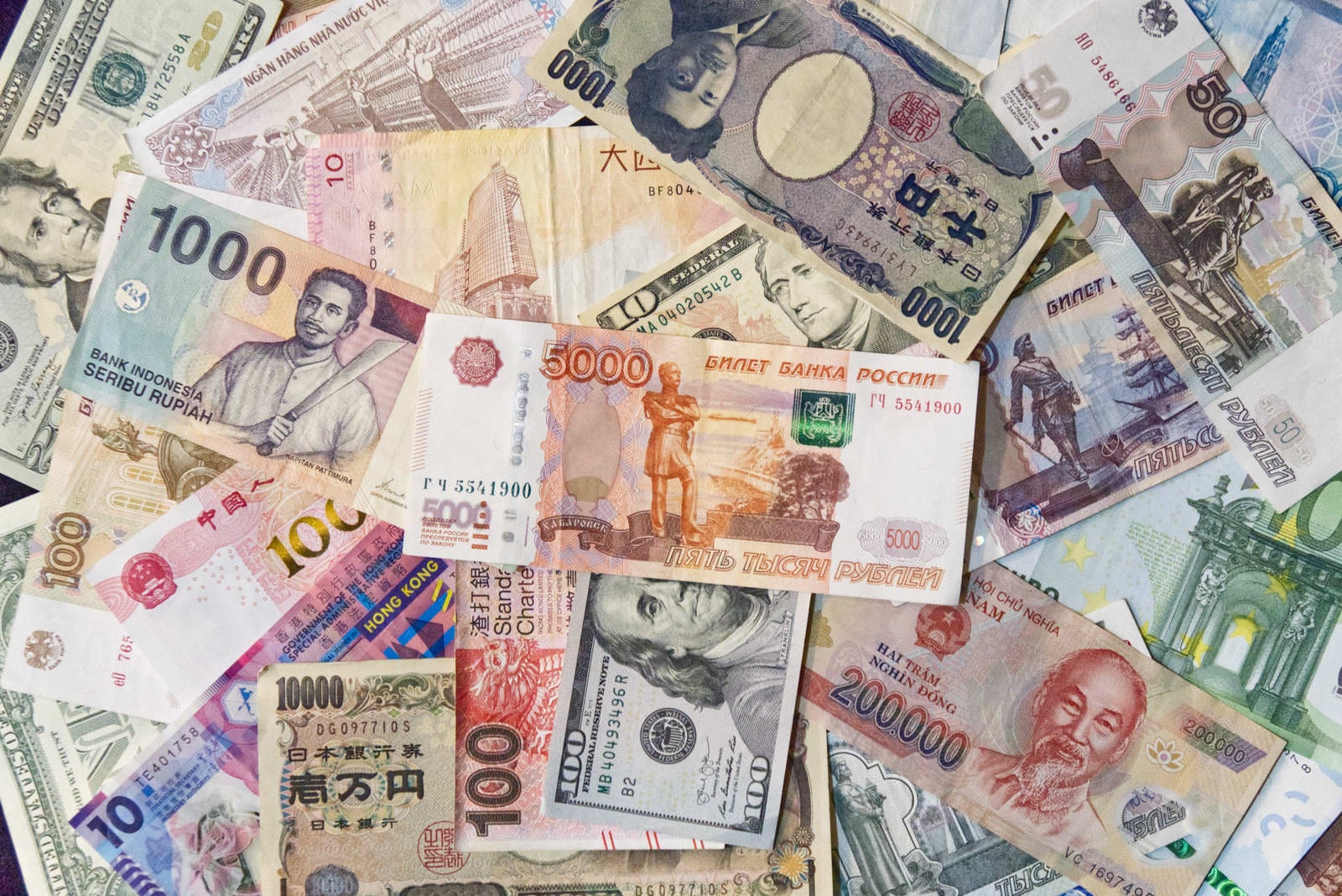 「ロシアルーブルと様々な国の紙幣」の写真