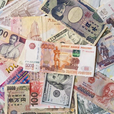 ロシアルーブルと様々な国の紙幣の写真