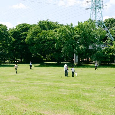 公園を行きかう人々の写真