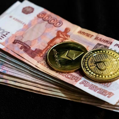 ロシアルーブルとビットコインとイーサリアムの写真