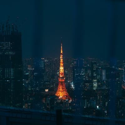 ひときわ目立つ夜の東京タワーの写真