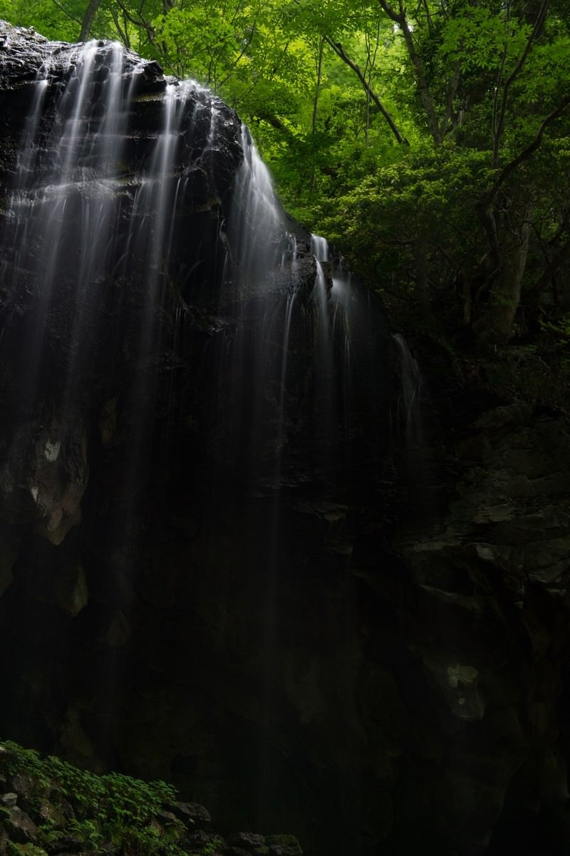 「岡山県鏡野町の裏見の滝、岩井滝」の写真