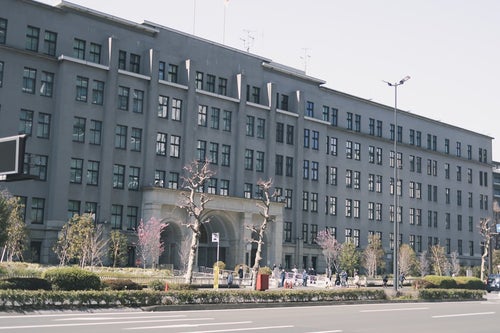 車道越しに見た財務省本庁舎の写真