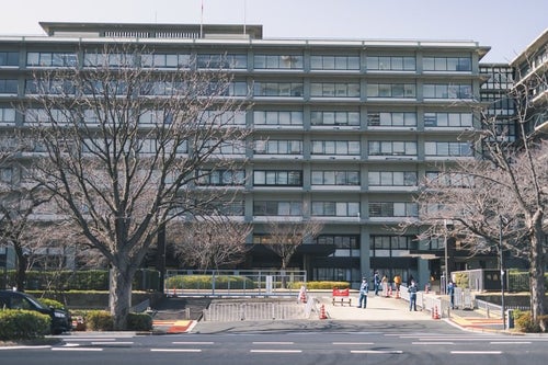 外務省庁舎の出入り口前の写真