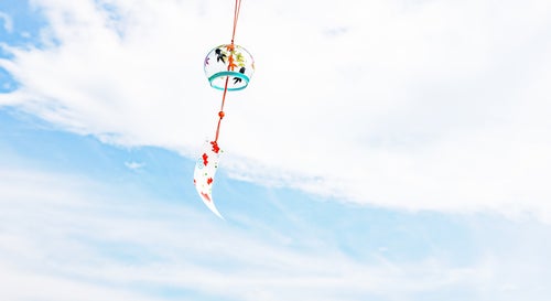 夏空と風鈴の写真