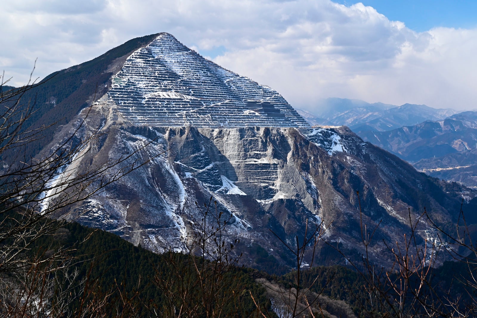 「▲横手山から見る武甲山」の写真