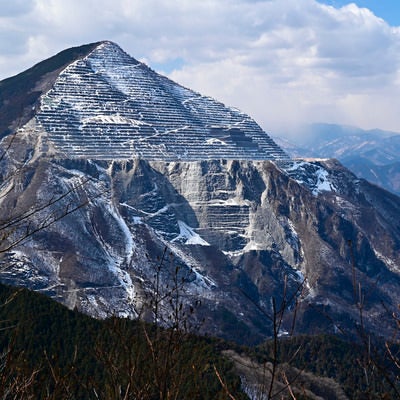 ▲横手山から見る武甲山の写真