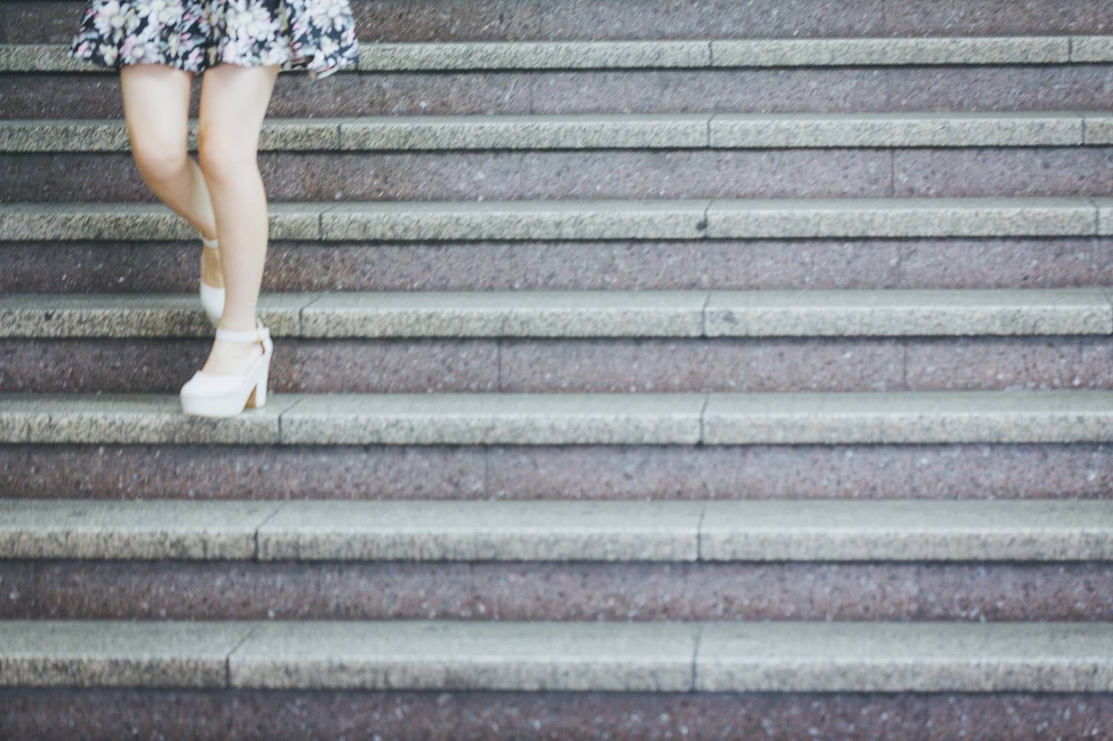 「階段と下る女性の足元」の写真