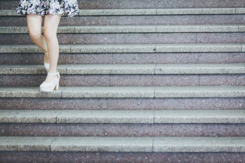 階段と下る女性の足元の写真