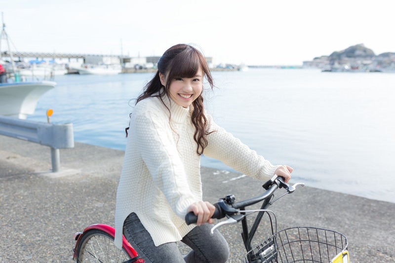 自転車にのってはしゃぐ彼女の写真