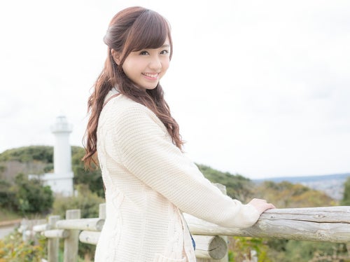 太東崎灯台からの風景を楽しむ彼女の写真