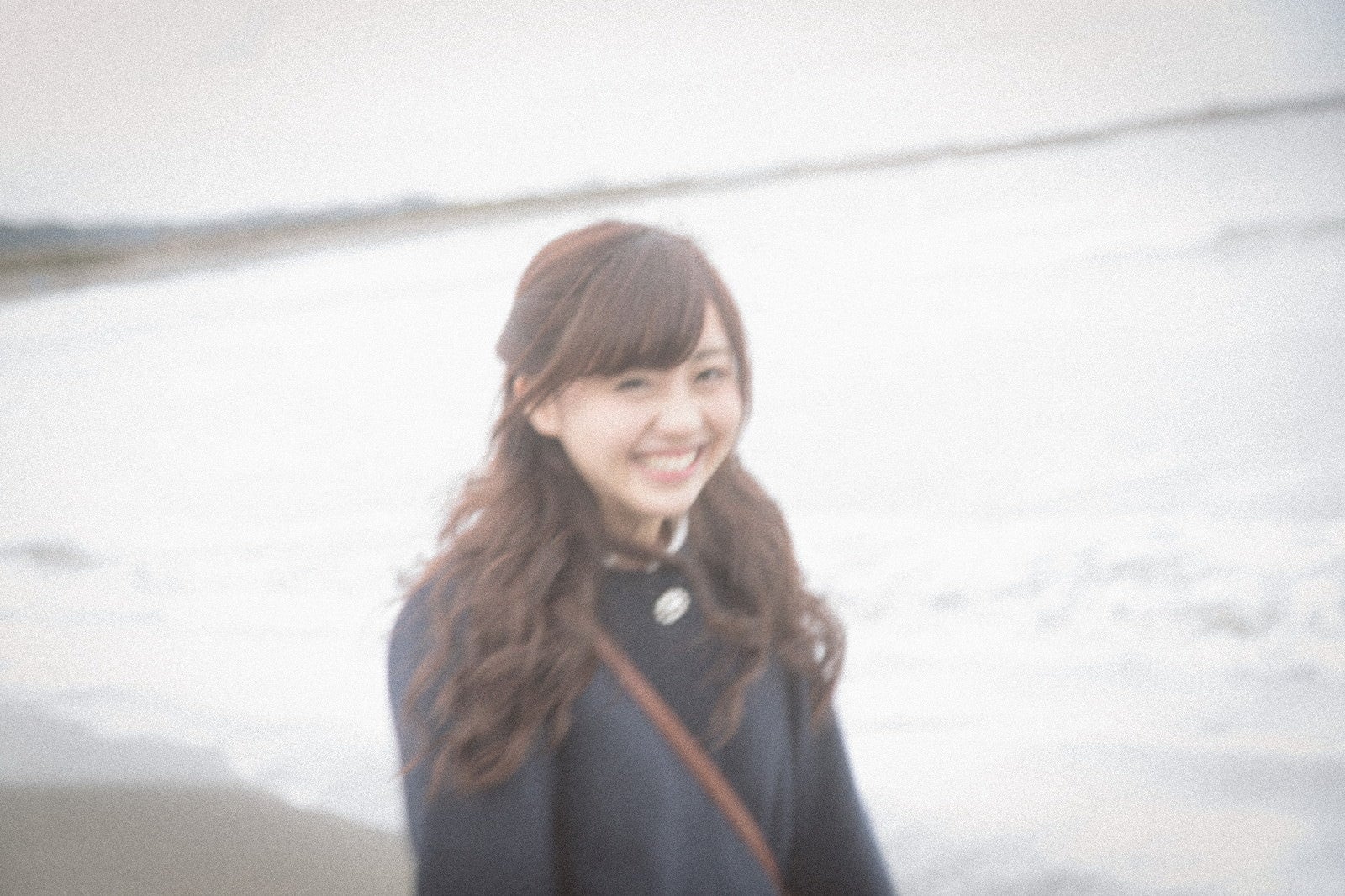 「冬の海を歩く女の子」の写真［モデル：河村友歌］