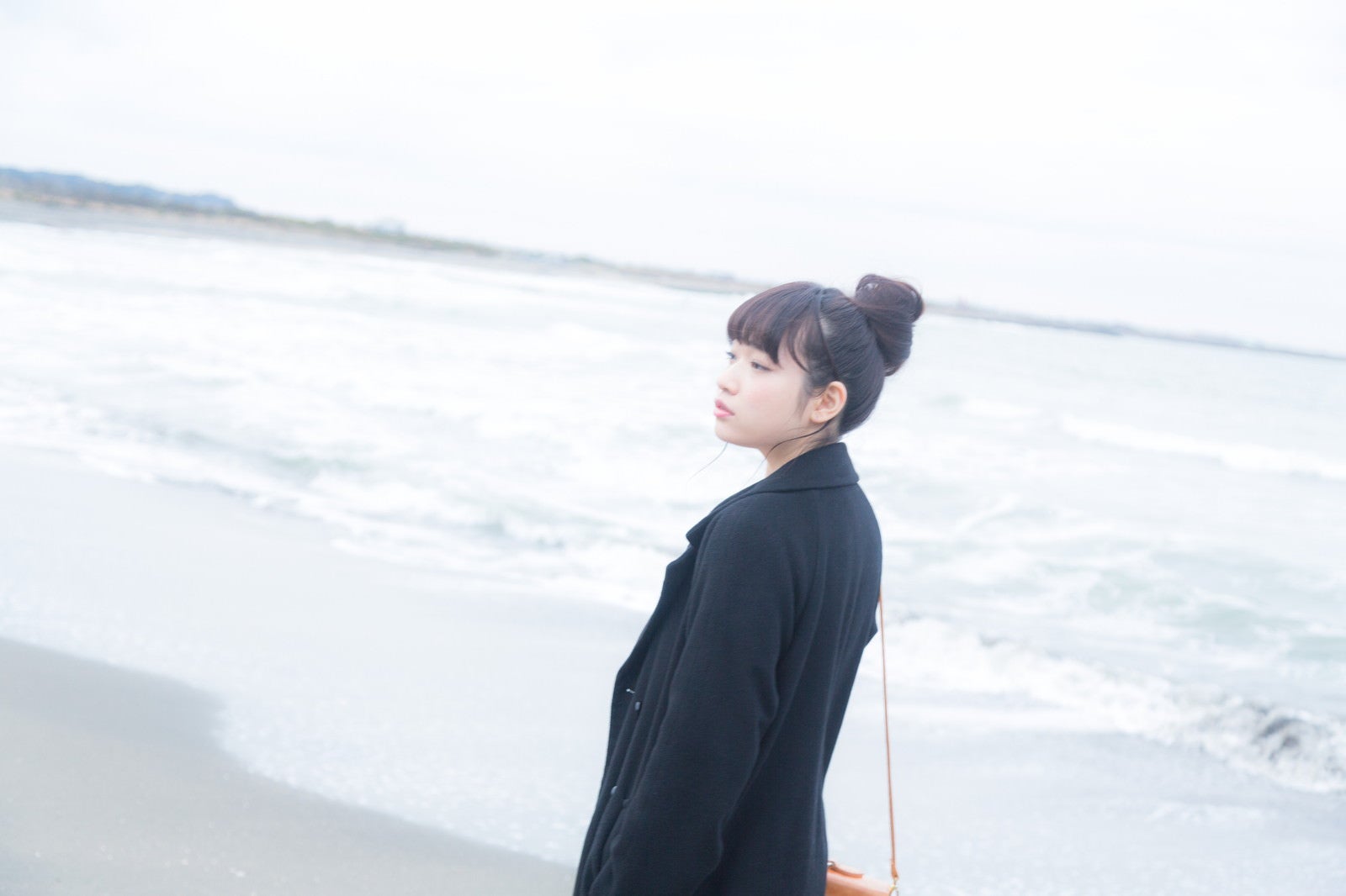 「ひとり海に来た女性」の写真［モデル：渡辺友美子］