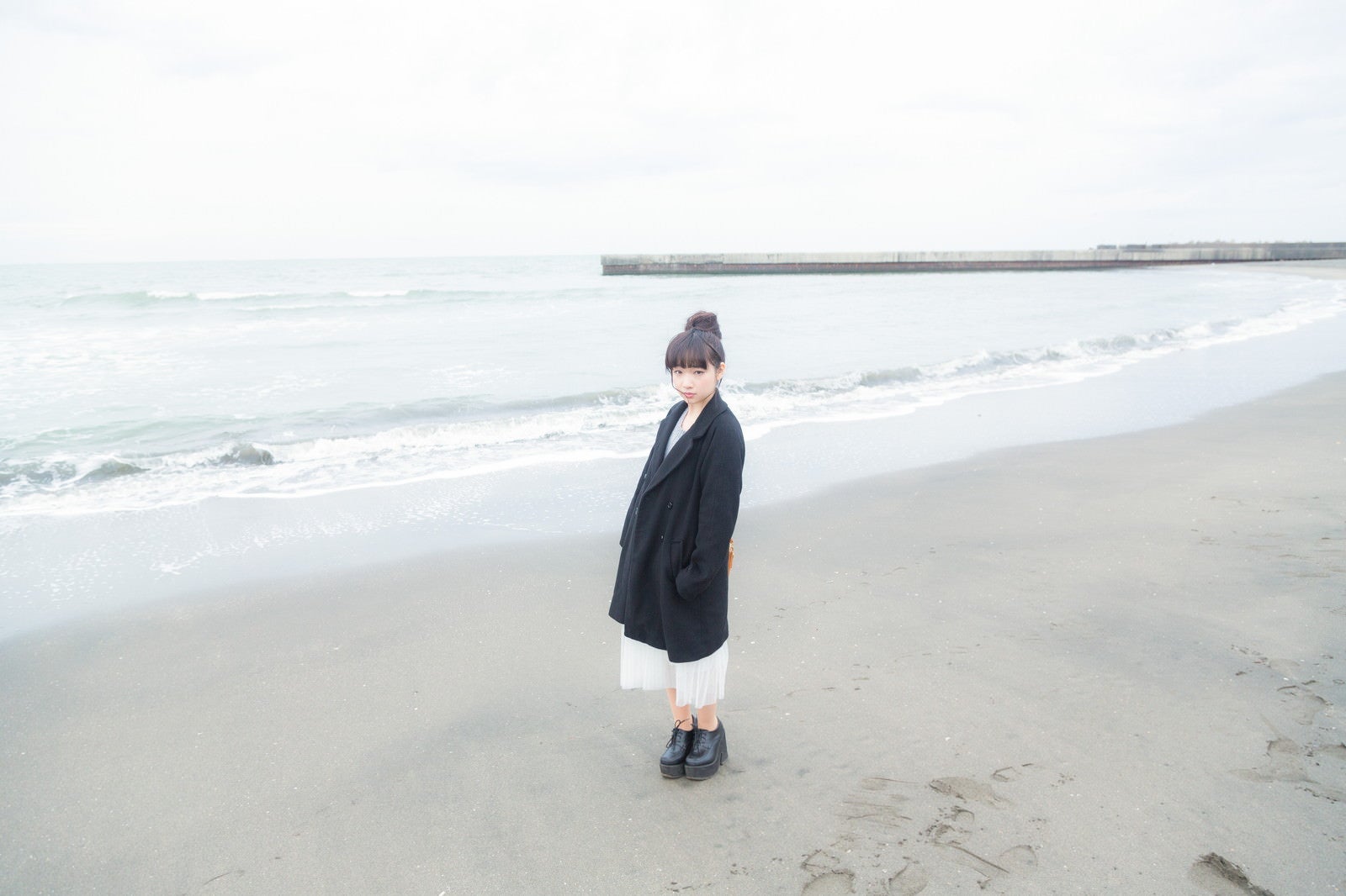 「冬の海とお団子ガール」の写真［モデル：渡辺友美子］