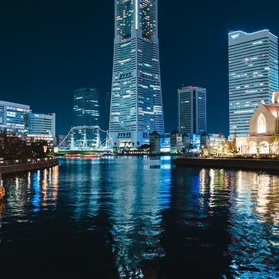横浜の夜を彩る水面反射のランドマークタワーの写真