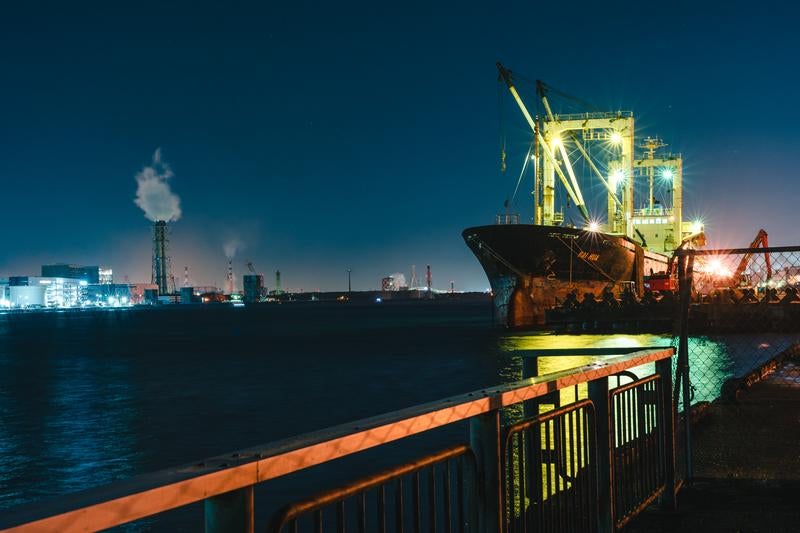 港に停泊しているタンカーの写真