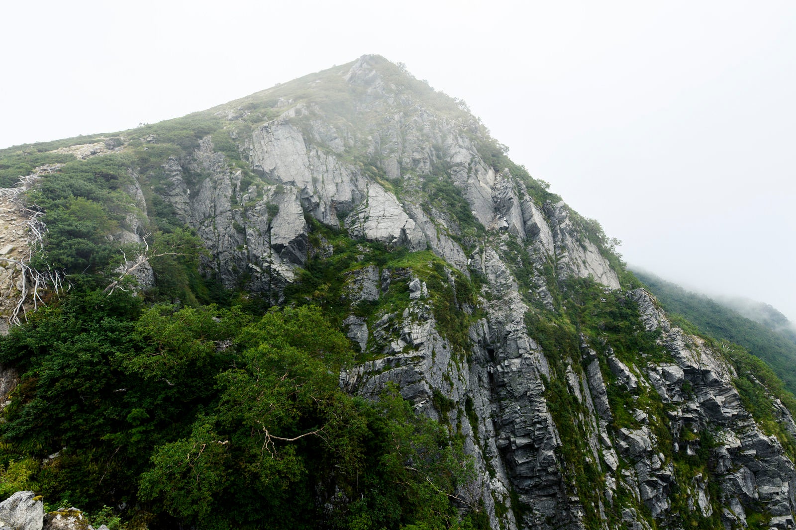 「中央アルプス稜線にて切り立つ岩の壁」の写真