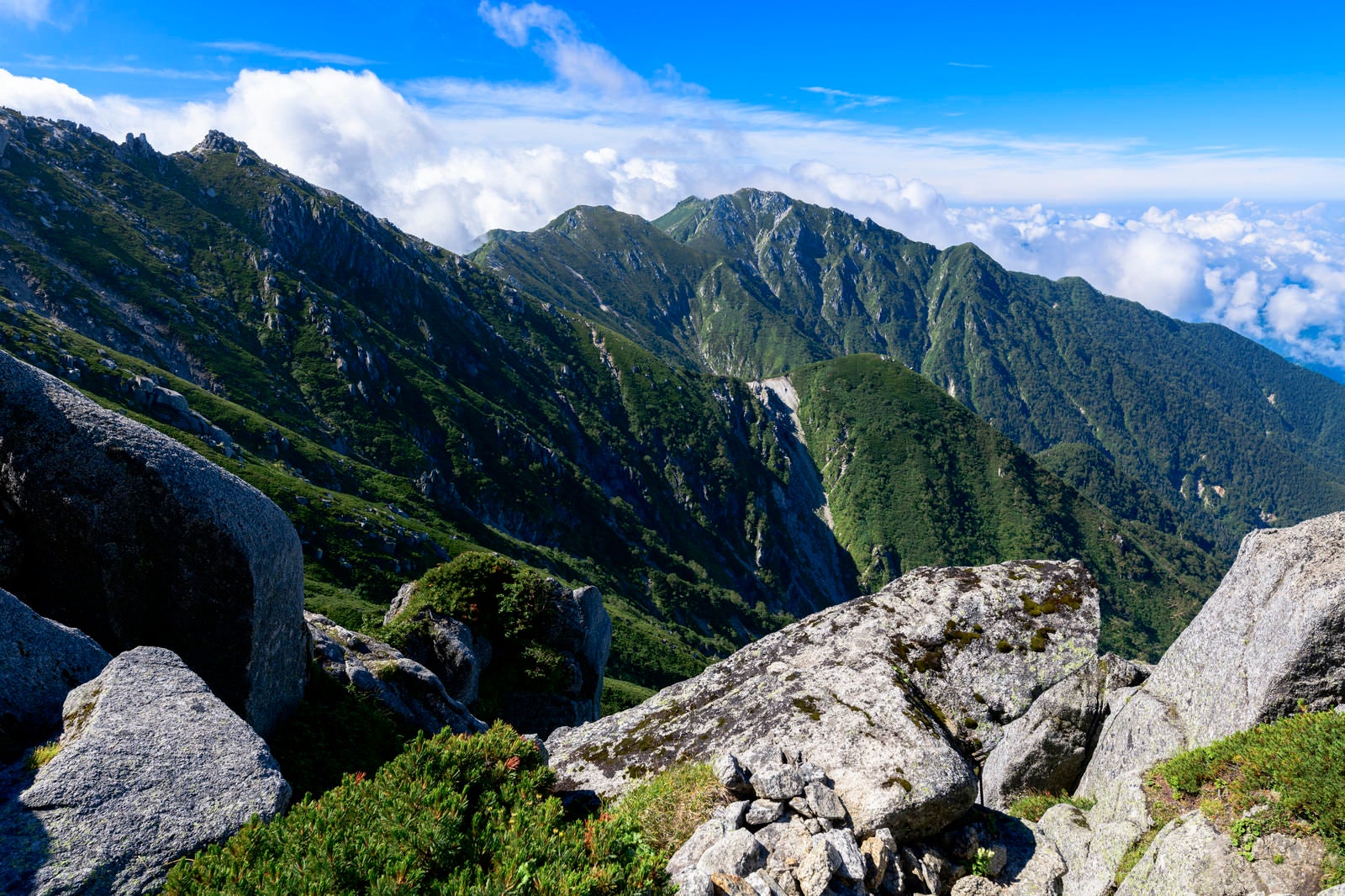 「木曽駒ヶ岳方面の登山道から見る南駒ヶ岳（みなみこまがたけ）」の写真