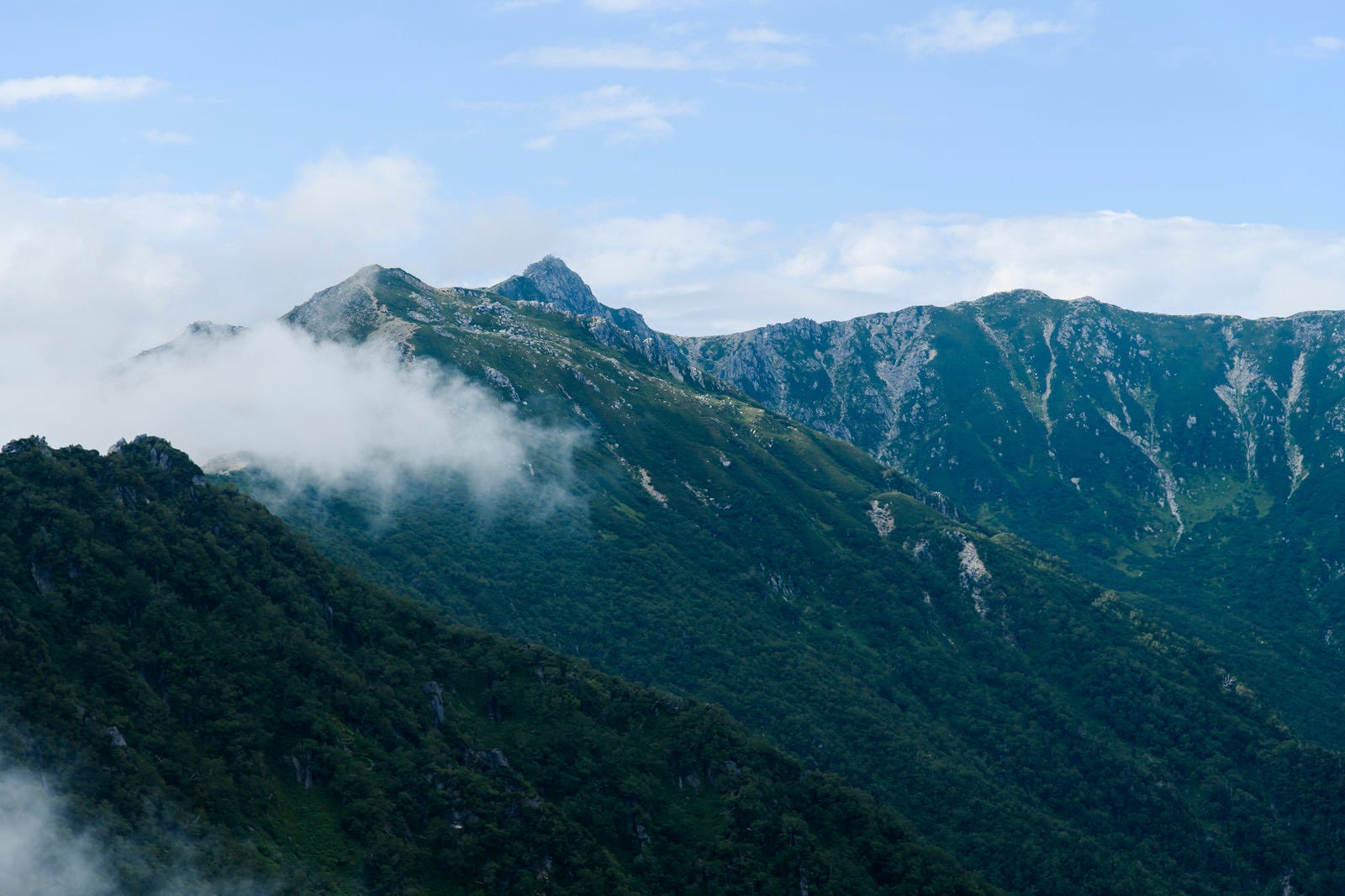 「檜尾岳から見るはるか遠くの宝剣岳（ほうけんだけ）」の写真