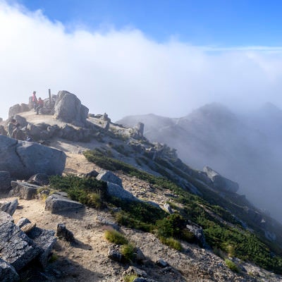 雲海に浮かぶ空木岳の山頂の写真