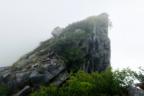 稜線に突き出た刺のような岩（空木岳）の写真