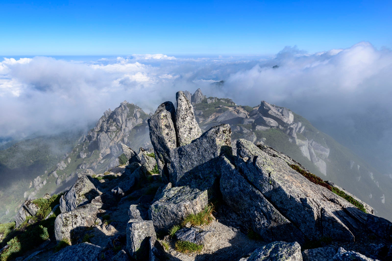 「空木岳山頂から見た稜線と雲海」の写真