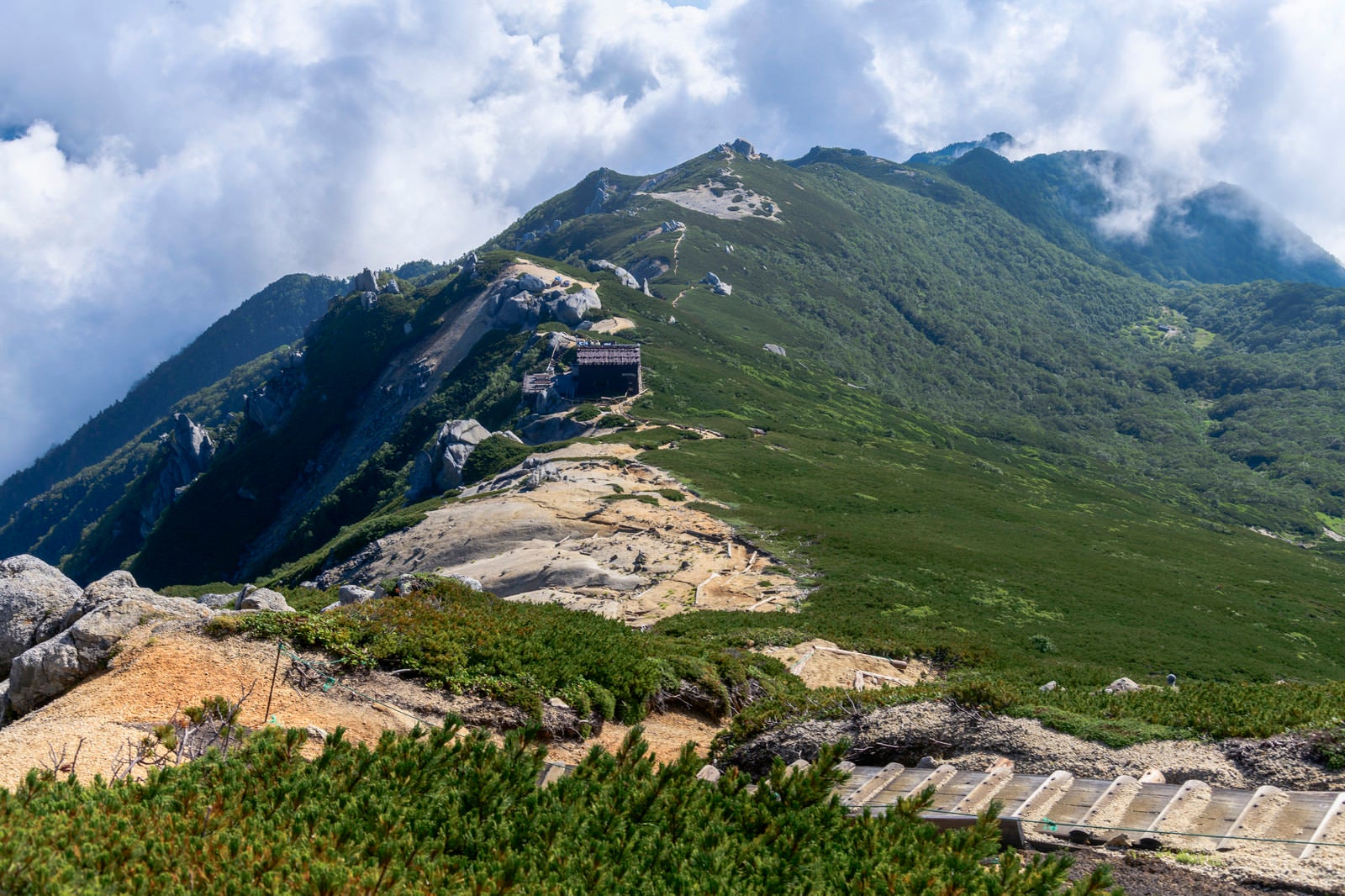 「空木岳山頂から見る駒峰ヒュッテと雲海」の写真